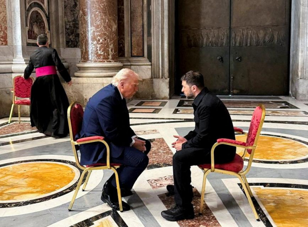 Ukrajinský prezident Volodymyr Zelenskyj a americký prezident Donald Trump sa stretli vo Vatikáne počas pohrebu pápeža Františka. FOTO: Reuters