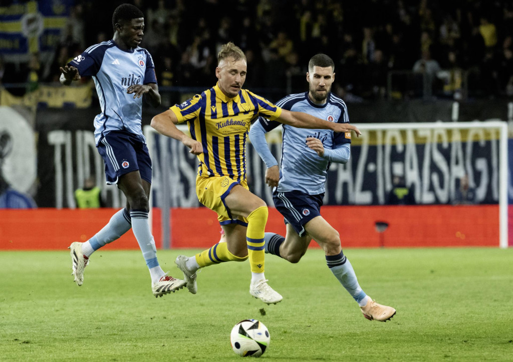 Na snímke vľavo Sharani Zuberu, vpravo Kenan Bajrič (obaja Slovan) a uprostred Matej Trusa (DAC) počas 7. kola nadstavbovej časti futbalovej Niké ligy skupiny o titul FC DAC 1904 Dunajská Streda - ŠK Slovan Bratislava 26. apríla 2025 v Dunajskej Strede. FOTO: TASR/Martin Baumann
