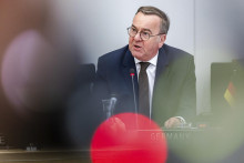 AZ19 Brusel - Na snímke nemecký minister obrany Boris Pistorius na rokovaní kontaktnej skupiny pre obranu Ukrajiny v Bruseli 11. apríla 2025. Nemecko v strednodobom a dlhodobom horizonte dodá Ukrajine viac ako 1100 pozemných radarových systémov na detekciu lietadiel, ako aj ďalšie protilietadlové raketové systémy Iris-T. Na okraj piatkového rokovania kontaktnej skupiny pre obranu Ukrajiny to v Bruseli oznámil úradujúci nemecký minister obrany Boris Pistorius. FOTO TASR/AP




Germany‘s Defense Minister Boris Pistorius talks during a meeting of the Ukraine Defence Contact Group at NATO headquarters in Brussels, Friday, April 11, 2025. (AP Photo/Geert Vanden Wijngaert) FOTO: Geert Vanden Wijngaert