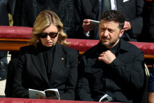 Ukrajinský prezident Volodymyr Zelenskyj s manželkou na pohrebe pápeža Františka. FOTO: REUTERS