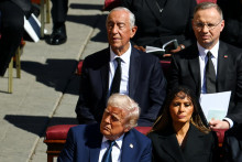 Americký prezident Donald Trump, prvá dáma Melania Trumpová, poľský prezident Andrzej Duda a portugalský prezident Marcelo Rebelo de Sousa na pohrebe pápeža Františka. FOTO: REUTERS