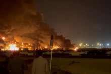 Výbuch a následný mohutný požiar úrady spájajú s nákladom chemikálií používaných na výrobu raketového paliva. FOTO: REUTERS