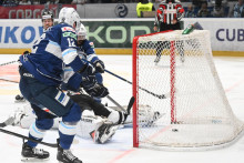 Na snímke vpredu Josh Passolt z Nitry dáva úvodný gól v šiestom zápase finále play off Tipos extraligy medzi HK Nitra - HC Košice. FOTO: TASR/Henrich Mišovič