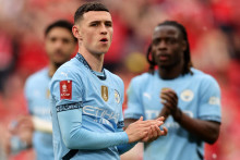 Phil Foden z Manchestru City tlieska fanúšikom po zápase. FOTO: REUTERS