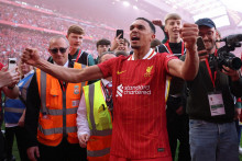Trent Alexander-Arnold z Liverpoolu oslavuje po víťazstve v Premier League. FOTO: REUTERS