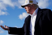 Americký prezident Donald Trump hovorí s novinármi pred nástupom do lietadla Air Force One. FOTO: REUTERS