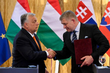 Robert Fico a Viktor Orbán. FOTO: REUTERS/Radovan Stoklasa