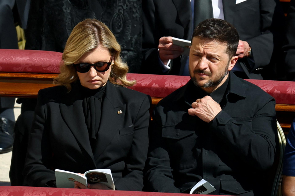 Ukrajinský prezident Volodymyr Zelenskyj s manželkou na pohrebe pápeža Františka. FOTO: REUTERS