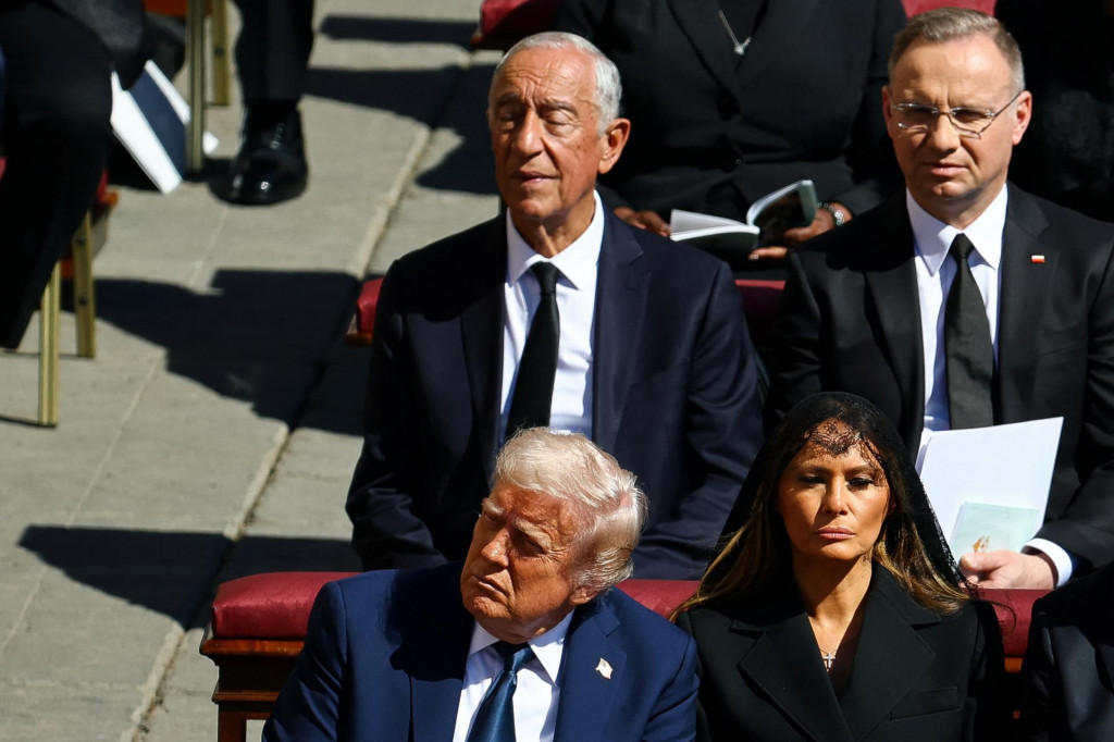 Americký prezident Donald Trump, prvá dáma Melania Trumpová, poľský prezident Andrzej Duda a portugalský prezident Marcelo Rebelo de Sousa na pohrebe pápeža Františka. FOTO: REUTERS