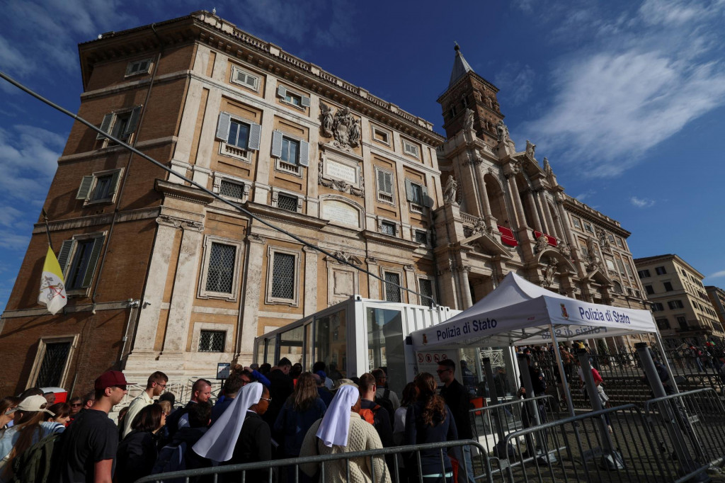 Od skorých ranných hodín sa pred bazilikou zhromažďovali stovky veriacich, ktorým vstup umožnili o 7.00 h. FOTO: REUTERS