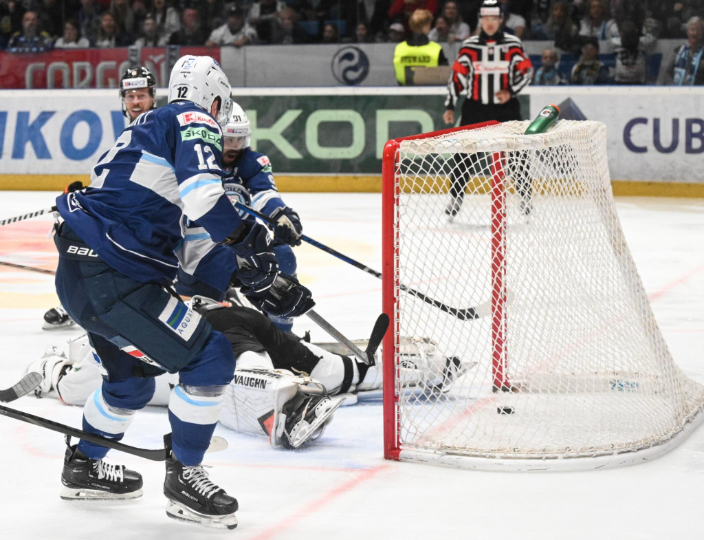Na snímke vpredu Josh Passolt z Nitry dáva úvodný gól v šiestom zápase finále play off Tipos extraligy medzi HK Nitra - HC Košice. FOTO: TASR/Henrich Mišovič