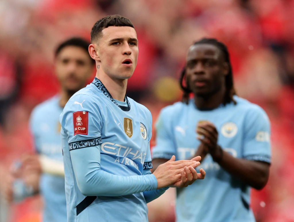 Phil Foden z Manchestru City tlieska fanúšikom po zápase. FOTO: REUTERS