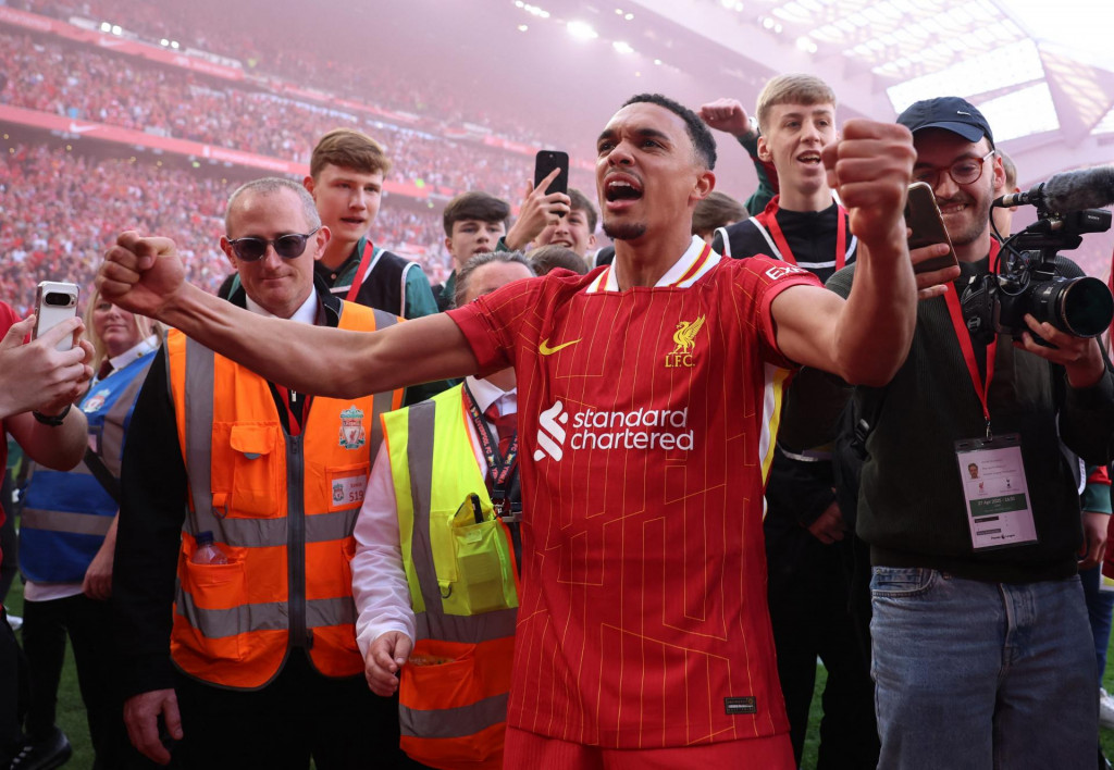 Trent Alexander-Arnold z Liverpoolu oslavuje po víťazstve v Premier League. FOTO: REUTERS