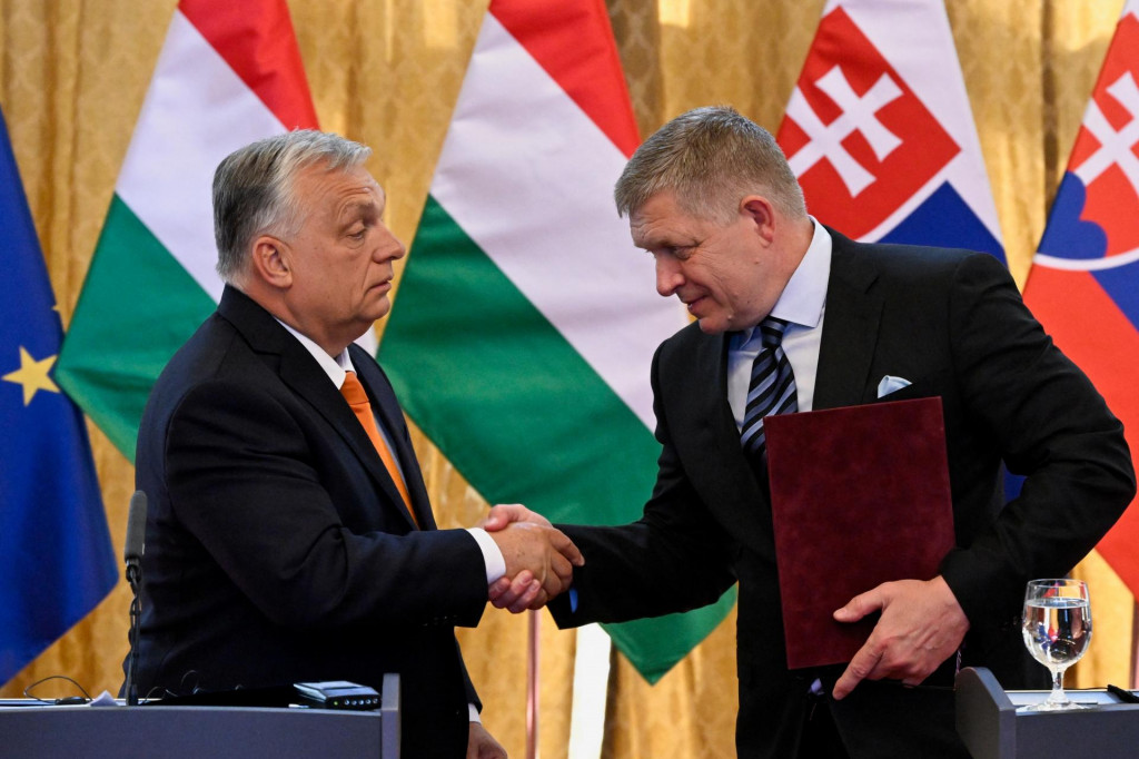 Robert Fico a Viktor Orbán. FOTO: REUTERS/Radovan Stoklasa