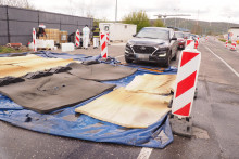 Autá prechádzajú cez dezinfekčné brody na slovensko-rakúskom hraničnom priechode Petržalka-Berg v spojitosti s opatreniami proti ochoreniu SLAK. FOTO: TASR/Miroslav Košírer