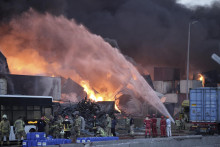 Na snímke sa hasiči snažia uhasiť požiar v prístave pri iránskom meste Badnar Abbás. FOTO: TASR/AP