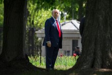 Prezident Donald Trump stojí na trávniku Bieleho domu vo Washingtone. FOTO: AP
