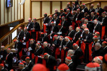 Kardináli sa zúčastňujú na valnom zhromaždení kongregácie vo Vatikáne. FOTO: Reuters