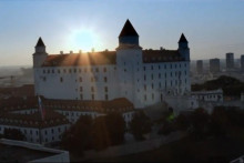 Maďarská televízia odvysielala národnú hymnu so zábermi na Bratislavský hrad. FOTO: mediaklikk.hu