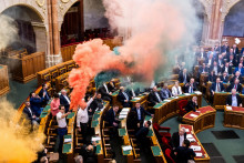 Maďarský parlament počas hlasovania o návrhu zákona, ktorý by zakázal pochod Pride komunitám LGBTQ+ a uložil pokuty organizátorom a osobám zúčastňujúcim sa podujatia v Budapešti v Maďarsku 18. marca 2025. FOTO: REUTERS