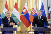 Na snímke maďarský premiér Viktor Orbán (vľavo) a slovenský premiér Robert Fico (Smer) diskutujú počas tlačovej konferencie v Bratislave. FOTO: TASR/Martin Baumann