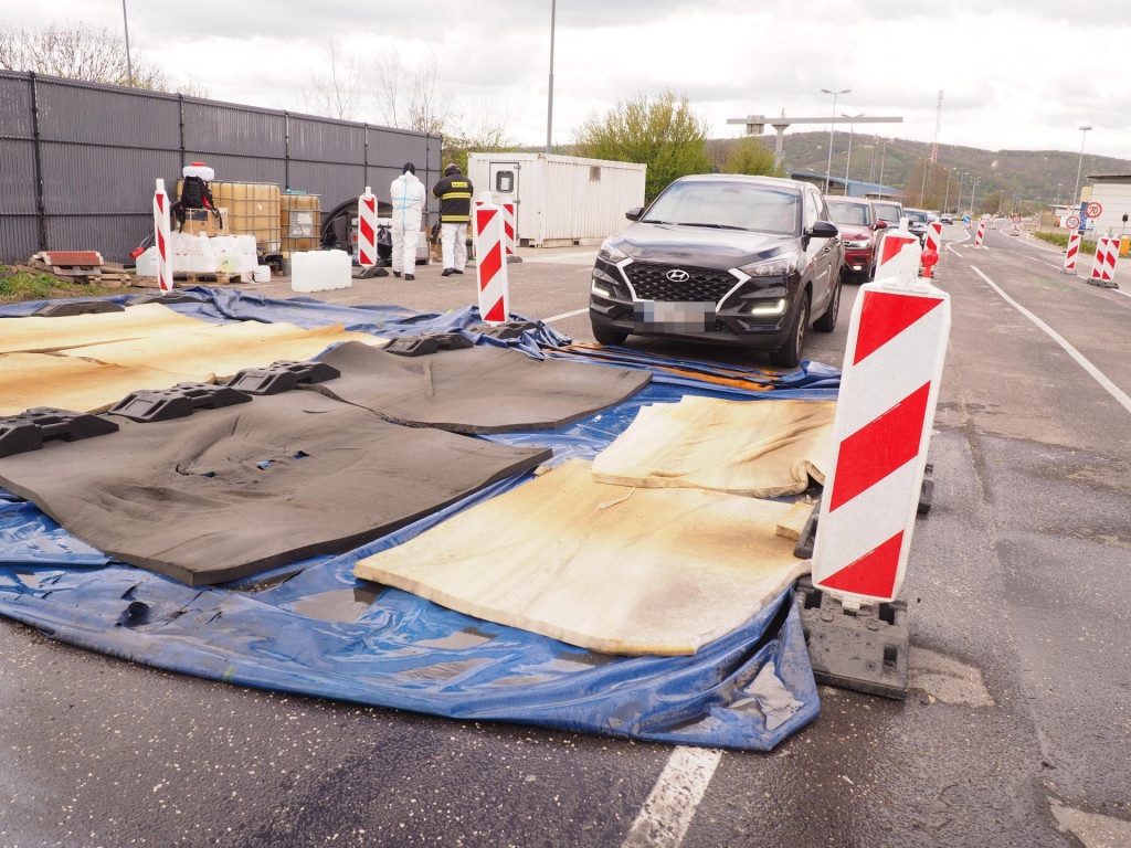 Autá prechádzajú cez dezinfekčné brody na slovensko-rakúskom hraničnom priechode Petržalka-Berg v spojitosti s opatreniami proti ochoreniu SLAK. FOTO: TASR/Miroslav Košírer