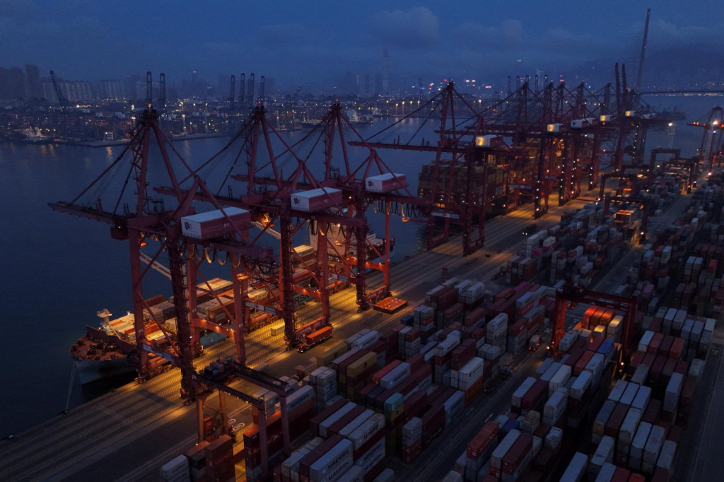 Kontajnerový terminál v Hongkongu v Číne, 23. apríla 2025. FOTO: REUTERS
