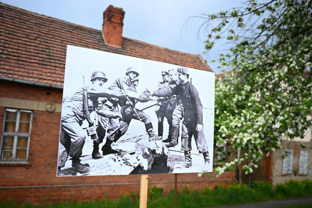 Koniec druhej svetovej vojny r&aacute;mcovalo aj stretnutie americk&yacute;ch a sovietskych vojakov. FOTO: Reuters