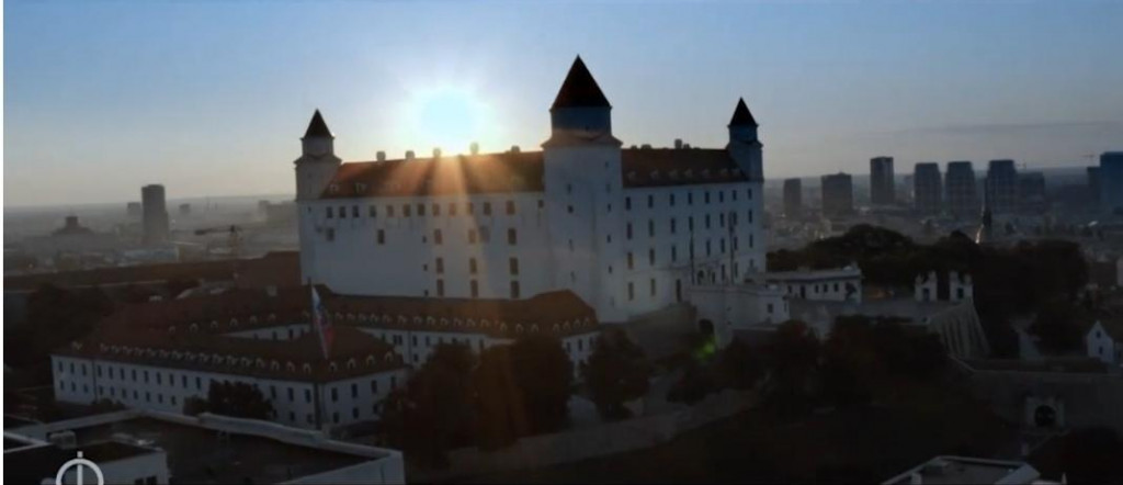 Maďarská televízia odvysielala národnú hymnu so zábermi na Bratislavský hrad. FOTO: mediaklikk.hu