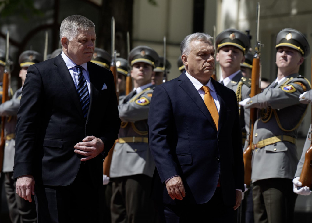 Maďarsk&yacute; premi&eacute;r Viktor Orb&aacute;n (vpravo) a slovensk&yacute; premi&eacute;r Robert Fico počas uv&iacute;tacej cerem&oacute;nie v Bratislave. FOTO: TASR/Martin Baumann