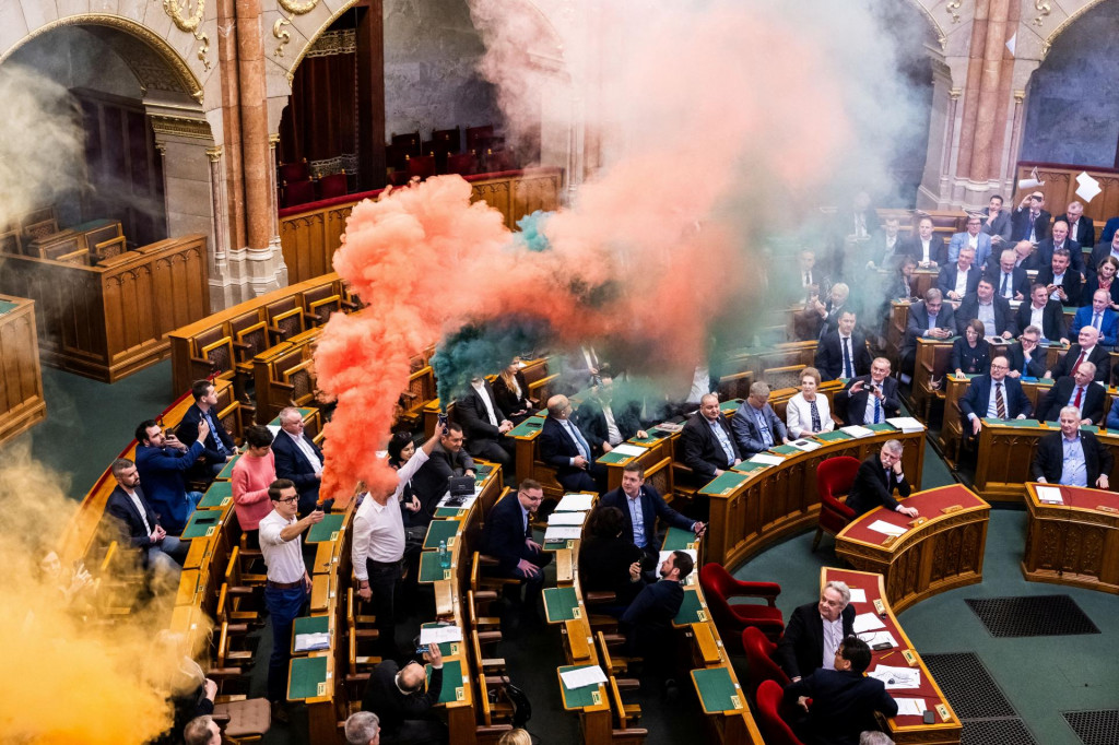 Maďarský parlament počas hlasovania o návrhu zákona, ktorý by zakázal pochod Pride komunitám LGBTQ+ a uložil pokuty organizátorom a osobám zúčastňujúcim sa podujatia v Budapešti v Maďarsku 18. marca 2025. FOTO: REUTERS