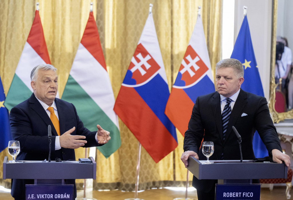 Na snímke maďarský premiér Viktor Orbán (vľavo) a slovenský premiér Robert Fico (Smer) diskutujú počas tlačovej konferencie v Bratislave. FOTO: TASR/Martin Baumann