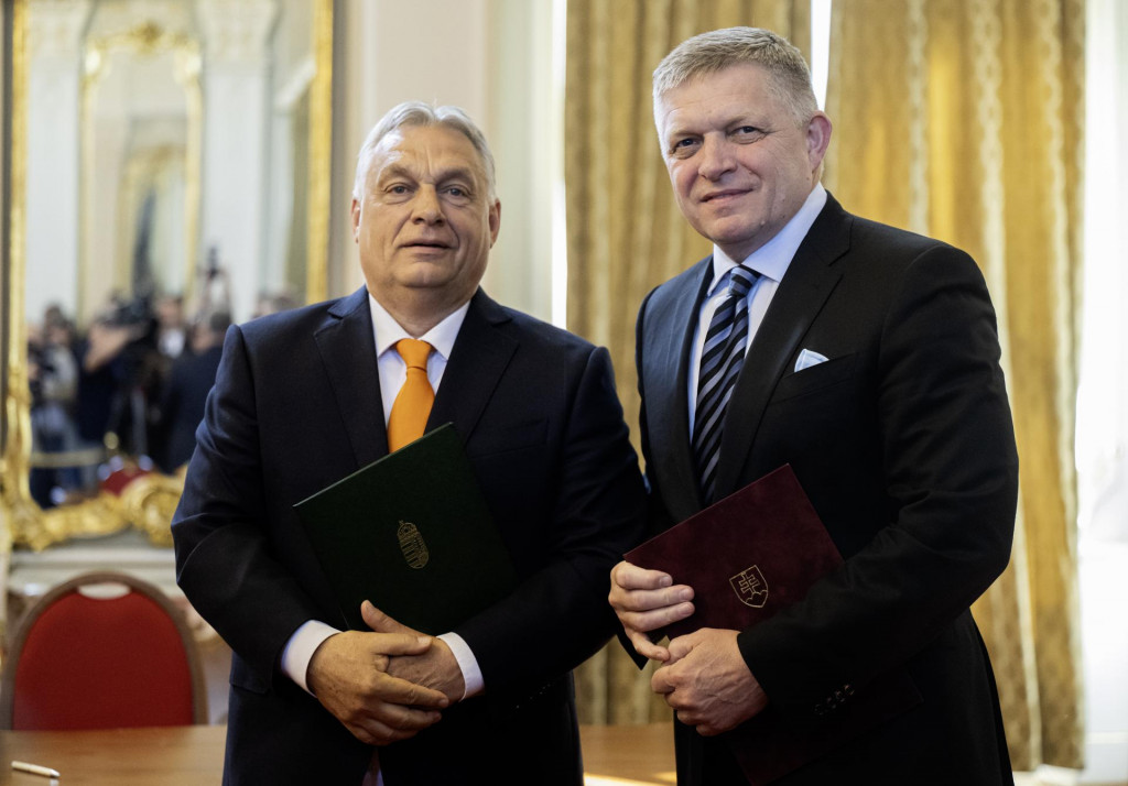 Na snímke maďarský premiér Viktor Orbán (vľavo) a slovenský premiér Robert Fico (Smer) po podpise memoranda o cezhraničnom rozvoji medzi krajinami pred tlačovou konferenciou v Bratislave. FOTO: TASR/Martin Baumann
