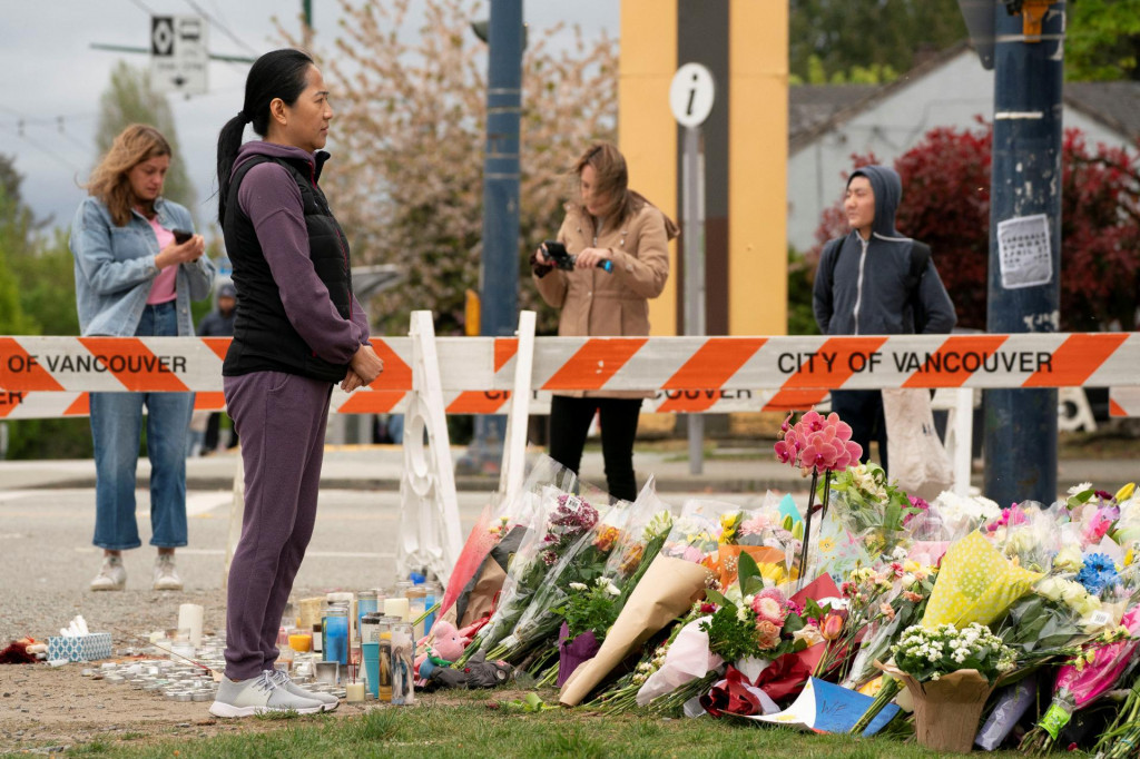 Osoba sa modlí na pamätnom mieste dva dni po tom, čo vozidlo narazilo do davu na filipínskej komunitnej párty pri príležitosti Dňa Lapu Lapu vo Vancouveri v Britskej Kolumbii v Kanade. FOTO: Reuters