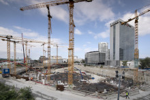 Na archívnej snímke z 18. septembra 2020 v popredí miesto prvého slovenského mrakodrapu Eurovea Tower (168m) počas betónovania základnej dosky a v pozadí pokračovanie výstavby projektu Eurovea 2 v Bratislave. FOTO: TASR/Pavel Neubauer