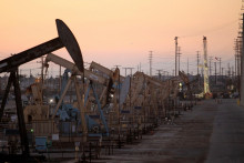Aliancia producentov OPEC+ chce opäť zvýšiť ťažbu, čo má v čase slabých vyhliadok dopytu negatívny vplyv na ceny. FOTO: REUTERS