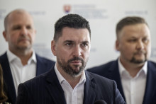 Na snímke minister pôdohospodárstva a rozvoja vidieka Richard Takáč (Smer), v pozadí sprava generálny riaditeľ Pôdohospodárskej platobnej agentúry Marek Čepko a predseda Slovenskej poľnohospodárskej a potravinárskej komory Andrej Gajdoš. FOTO: TASR/Martin Baumann