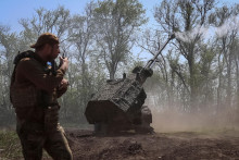 Ukrajinský vojak stojí pri samohybnej húfnici Archer v Záporožskej oblasti na Ukrajine. FOTO: Reuters