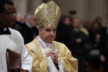 Angelo Becciu počas sv. omše v Ríme. Taliansky kardinál s volebným právom Angelo Becciu v utorok 29. apríla 2025 oznámil svoju neúčasť na nadchádzajúcom konkláve, pri ktorej zástupcovia katolíckej cirkvi zvolia nového pápeža. FOTO: TASR/AP