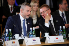 Slovenský prezident Peter Pellegrini a lotyšský prezident Edgars Rinkevics na samite krajín Trojmoria vo Varšave. FOTO: REUTERS