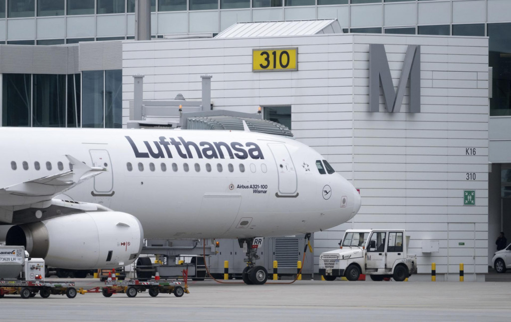 Na archívnej snímke z 26. februára 2025 lietadlo nemeckej spoločnosti Lufthansa parkuje na letisku v Mníchove. FOTO: TASR/AP