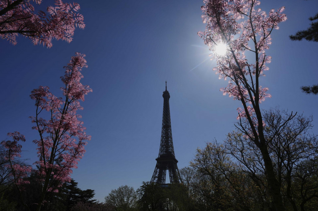 KK17 Paríž - Rozkvitnuté kvety a stromy neďaleko Eiffelovej veže počas jarného dňa v Paríží 7. apríla 2025. FOTO TASR/AP
The Eiffel Tower rises from behind blossoming flowers and trees on a Spring day, in Paris, France, Monday, April 7, 2025. (AP Photo/Thibault Camus) *** Local Caption *** Eiffelova veža FOTO: Thibault Camus