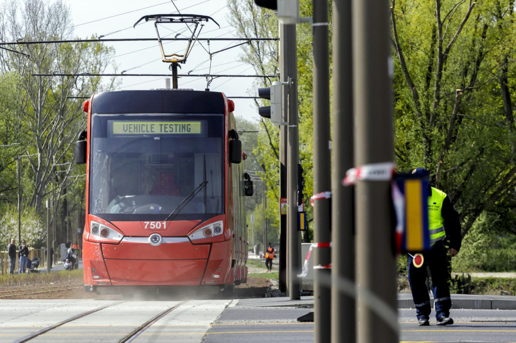 Na električkovej trati v bratislavskej Petržalke sa uskutočňujú technicko-bezpečnostné skúšky. FOTO: TASR/Dano Veselský