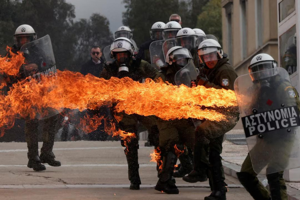 Počas státisícových protestov na druhé výročie vlakového nešťastia (28.2.) došlo v Aténach aj k zrážkam medzi policajtmi a malou časťou demonštrantov, ktorí na nich hádzali Molotovove kokteily. FOTO: Reuters