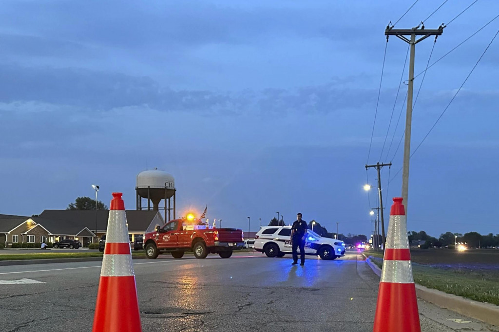 Polícia blokuje cestu vedúcu k budove, do ktorej počas družiny narazilo auto. FOTO: TASR/AP