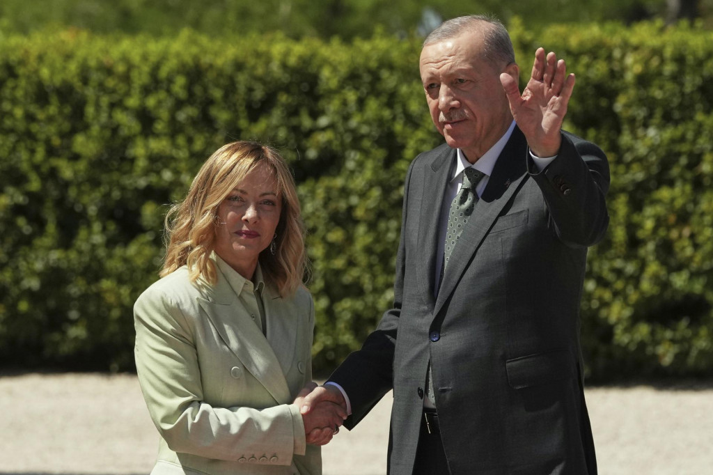 Turecký prezident Recep Tayyip Erdogan a talianska premiérka Giorgia Meloniová si podávajú ruky počas stretnutia v Ríme. FOTO: TASR/AP
