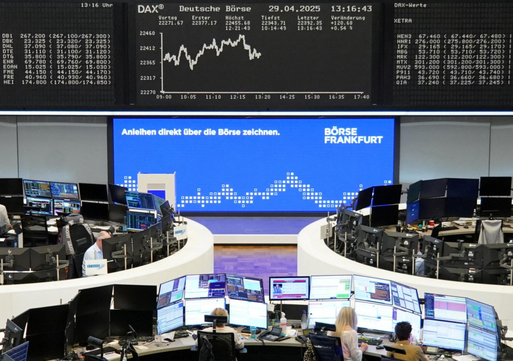 Kľúčový nemecký index Dax vzrástol o 0,69 percenta na 22 425,83 bodu, pričom zaznamenal už piaty ziskový deň po sebe. FOTO: REUTERS