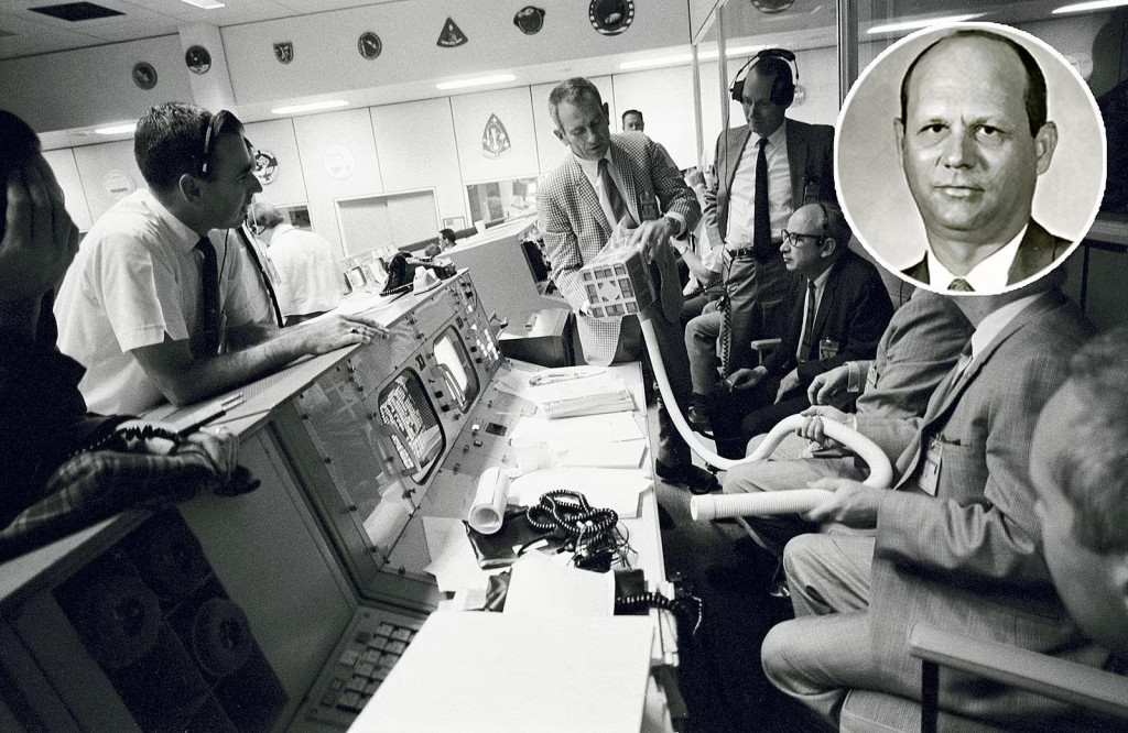 Riaditeľ operácií letovej posádky Deke Slayton ukazuje ostatným v riadiacej miestnosti misie Apollo 13 prototyp „poštovej schránky“, ktorú navrhol šéf systémov posádky Ed Smylie (vo výreze) a jeho tím. FOTO: NASA/koláž iDNES