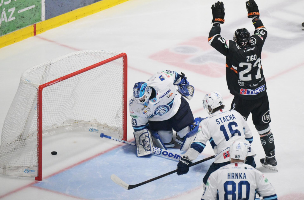 Na snímke vľavo brankár Nitry Libor Kašík inkasuje tretí gól v siedmom zápase finále play off hokejovej Tipos extraligy medzi HC Košice - HK Nitra. FOTO: TASR/František Iván