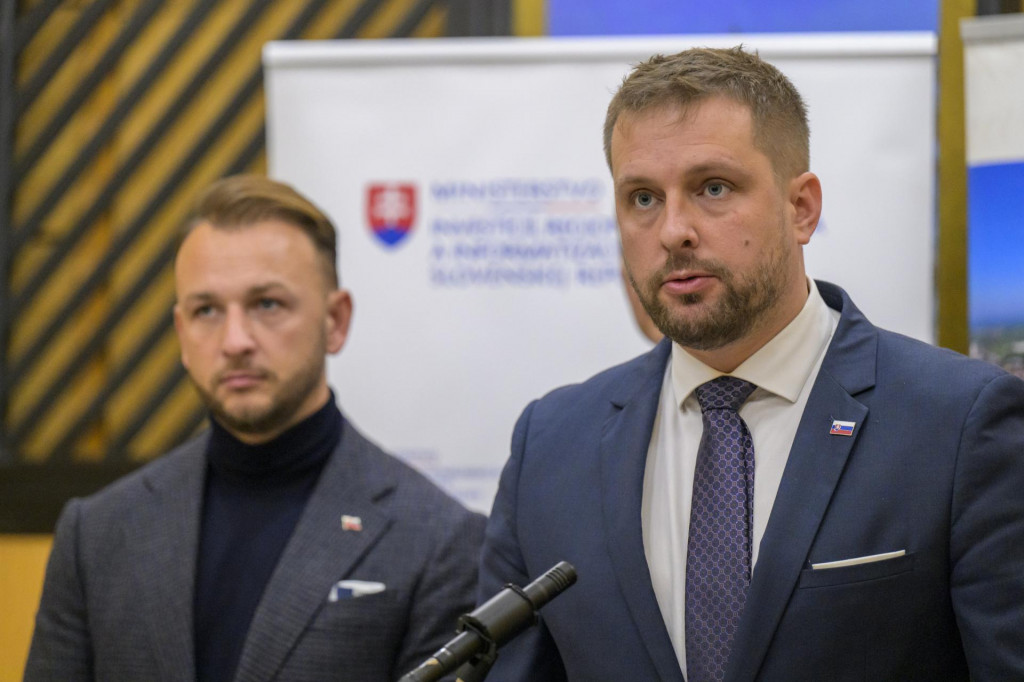 Na snímke sprava minister zdravotníctva SR Kamil Šaško a minister vnútra SR Matúš Šutaj Eštok (obaja Hlas-SD) počas tlačovej konferencie v Kežmarku 29. novembra 2024.